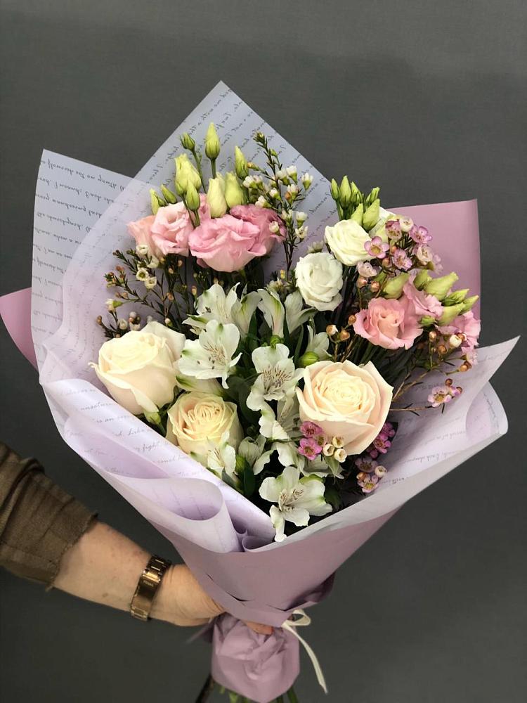 Букет цветов из: Альстромерии, Розы и Лизиантусы в Аше