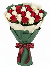 Букет Микс из красных и белых роз в Аше