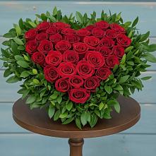 Цветочная композиция из Розы в виде сердца в Аше