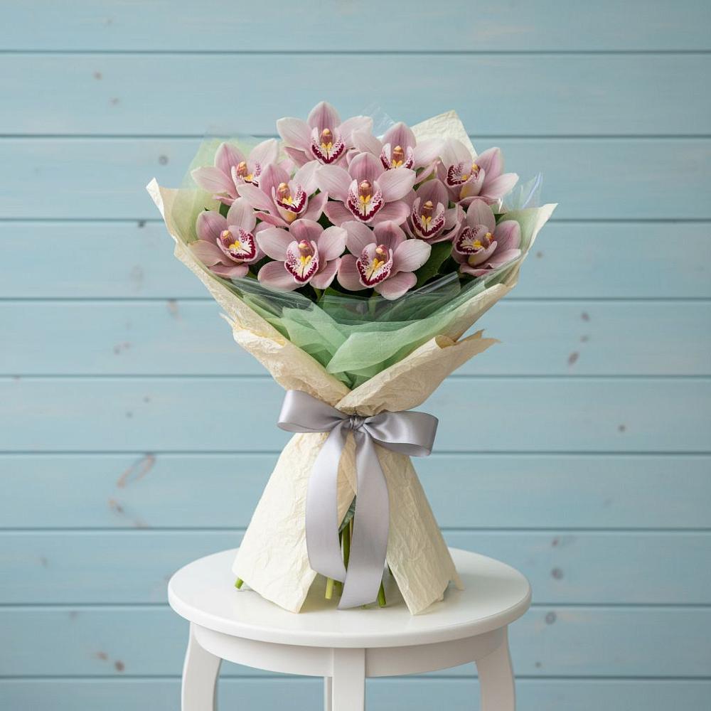 Букет цветов из: Орхидеи и Розы в Аше