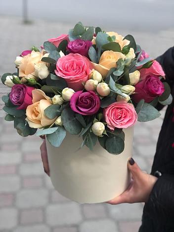 Цветочная композиция из Розы в шляпной коробке в Аше