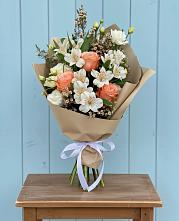 Букет цветов из:  Альстромерии, Лизиантусы, Розы и Хризантемы в Аше