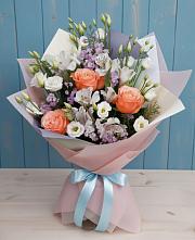 Букет цветов из:  Лизиантусы, Розы, Альстромерии и Гипсофила в Аше