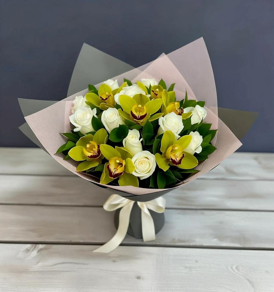 Букет цветов из: Орхидеи и Розы в Аше