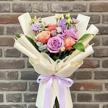 Букет цветов из:  Лизиантусы и Розы в Аше