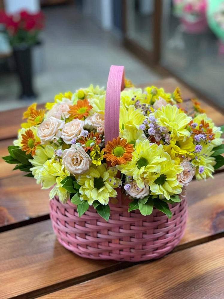 Цветочная композиция из Хризантемы и Розы в корзине в Аше