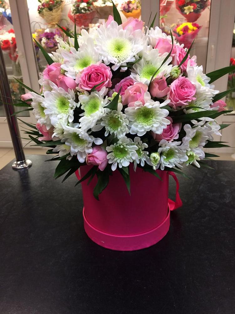 Цветочная композиция из Розы и Хризантемы в шляпной коробке в Аше