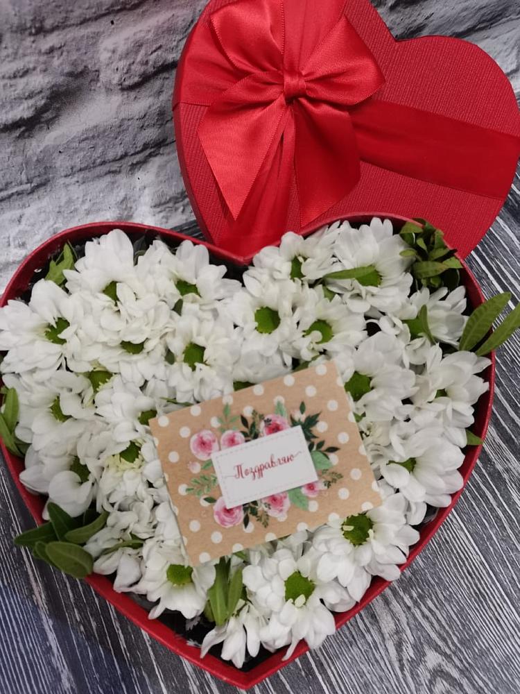 Цветочная композиция из Хризантемы в виде сердца в Аше