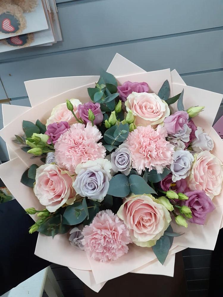 Букет цветов из: Розы, Гвоздики и Лизиантусы в Аше