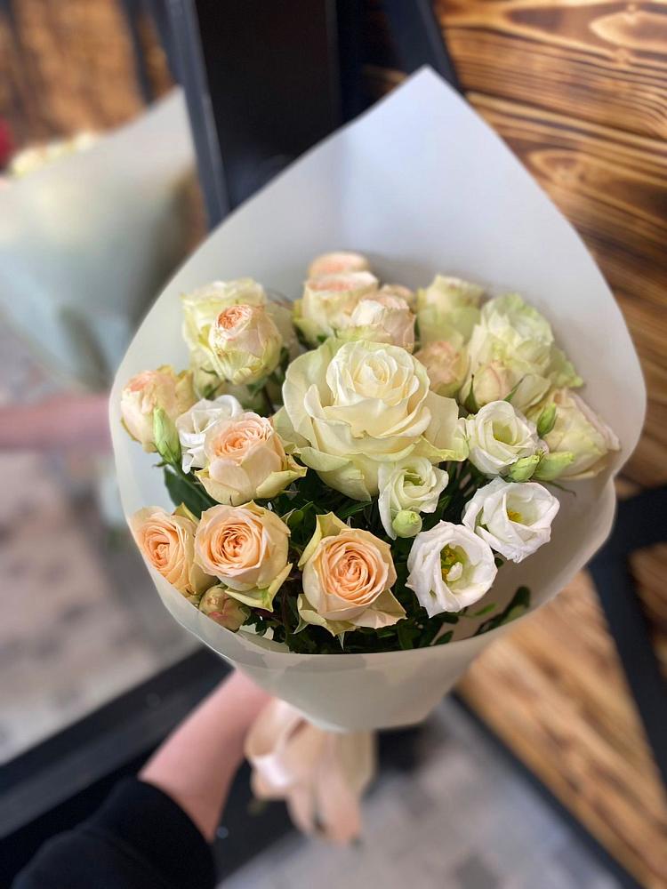 Букет цветов из: Розы и Лизиантусы в Аше